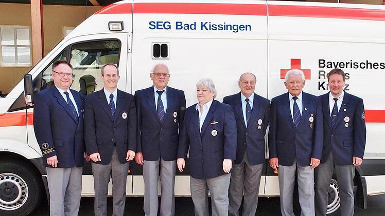 Kitzingens Kreisgeschäftsführer und Bereitschaftsleiter Harald Erhard (von links) und Bad Kissingens Kreisvorsitzender Alexander Siebel zeichneten die langjährigen BRK-Mitglieder Herbert Vollkommer, Elisabeth Metz, Hermann Weber und Franz Zehkorn in Beisein von BRK-Bereitschaftsleiter Thomas Menz (rechts) mit der Goldenen Ehrennadel des Deutschen Roten Kreuzes aus.