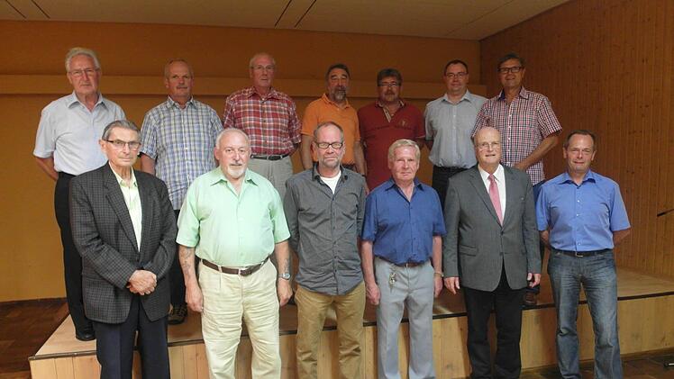 Ehrung für 45-jährige Mitgliedschaft: Hinten von links: Dieter Zurek, Helmut Fiedler, Ottmar Bohn, Jürgen Peterek, Ralf Losert, (Daniel Finn, 1. Vorsitzender SV), Harald Möller. Vorne von links: Walter Schiege, Adolf Kreuzpaintner, Karl-Heinz Strömel, Klaus Hamelmann; (Walter Gutmann, Stv. Kreisvorsitzender des BLSV Kreis Bad Kissingen), (Wolfgang Illek, 2. Vorsitzender SV). Foto: Helmut Raab