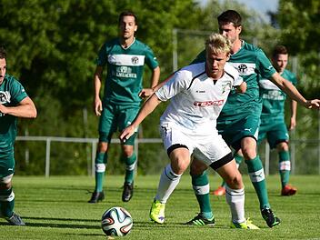Alexander allein auf weiter Flur: Trotz der gegnerischen Übermacht weiß sich Großbardorfs zweifacher Torschütze Alexander Mantlik gegen seine Neudrossenfelder Gegenspieler durchzusetzen. Foto: Anand Anders