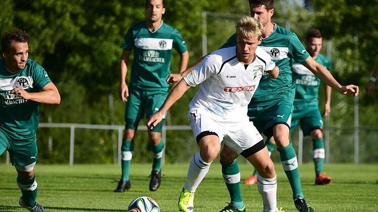 Alexander allein auf weiter Flur: Trotz der gegnerischen Übermacht weiß sich Großbardorfs zweifacher Torschütze Alexander Mantlik gegen seine Neudrossenfelder Gegenspieler durchzusetzen. Foto: Anand Anders