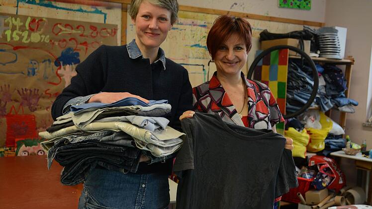 Alte Jeans, ausgedehnte T-Shirts: das ist das Ausgangsmaterial für Anna Leidenberger und Hannelore Rundell beim upcyceln. Foto: Elisabeth Assmann