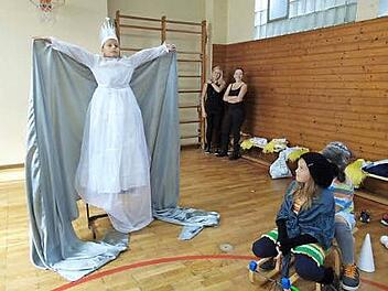 Die Schneekönigin erscheint. Hier noch während der Generalprobe in der Turnhalle.  Foto: Petra Malbrich
