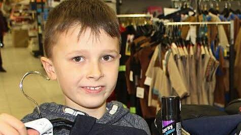 Nick Mörlein aus Igensdorf wird seine Haare am Fasching mit Farbe besprühen. Für Bruder Finn hat er ein Feuerwehr-Outfit ausgesucht.