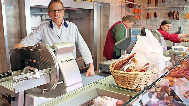 Heinrich Höhn sagt am Samstag leise Servus: Dann schließt er die Türen der Traditionsmetzgerei in der Nürnberger Straße.  Foto: Andreas Schmitt