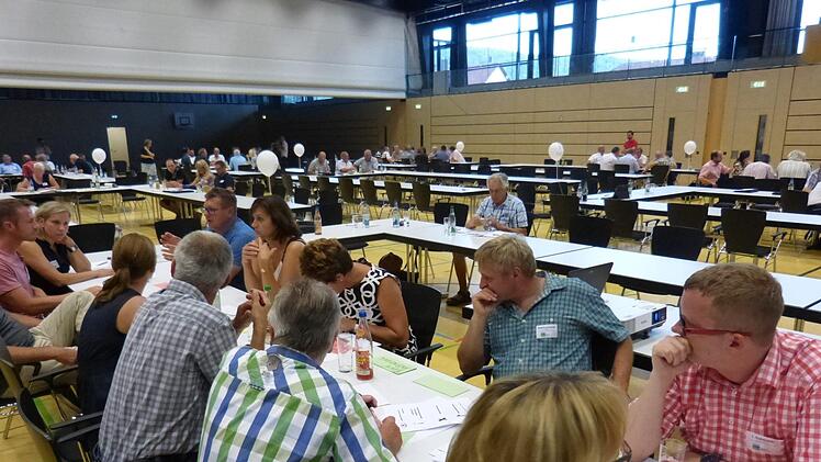 Viele Stühle waren leer geblieben. Foto: Carmen Schwind