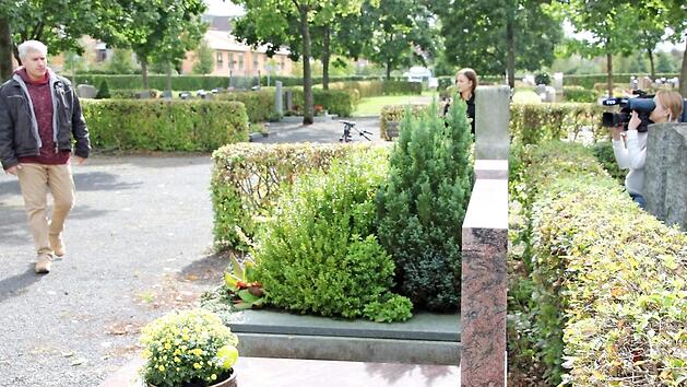 Udo P&ouml;rschke (links) auf dem Weg zum Grab seines Gro&szlig;vaters auf dem Eberner Friedhof und zum Medienstar. Gefilmt von einem Team von TV Oberfranken, wo in einer eigenen Talkstunde &uuml;ber das Schicksal des Kriegsgefangenen Martin Welz sowie den Film und das Bach, das der Enkel dazu gedreht bzw. geschrieben hat, gesprochen wird. Mit im Bild: Rebecca Salyards (Redaktion) und Ina Engel (Kamera). Foto: Ralf Kestel