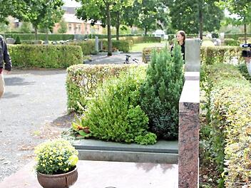Udo Pörschke (links) auf dem Weg zum Grab seines Großvaters auf dem Eberner Friedhof und zum Medienstar. Gefilmt von einem Team von TV Oberfranken, wo in einer eigenen Talkstunde über das Schicksal des Kriegsgefangenen Martin Welz sowie den Film und das Bach, das der Enkel dazu gedreht bzw. geschrieben hat, gesprochen wird. Mit im Bild: Rebecca Salyards (Redaktion) und Ina Engel (Kamera). Foto: Ralf Kestel