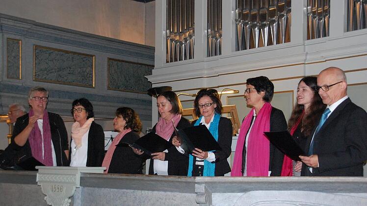 Sangen von der Empore "Oh Happy Day": Sound of Faith. Foto Uschi Prawitz