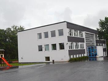 Das 52 Jahre alte Schulgebäude in Reitsch ist sanierungsbedürftig. Die Gemeinde stellt daher einen Zuschussantrag. K.- H. Hofmann