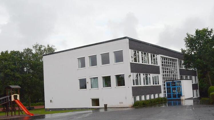 Das 52 Jahre alte Schulgebäude in Reitsch ist sanierungsbedürftig. Die Gemeinde stellt daher einen Zuschussantrag. K.- H. Hofmann