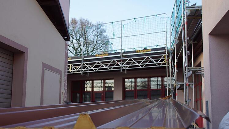 Am Feuerwehrhaus in Untersteinbach läuft derzeit die Dachsanierung. Der Gemeinderat Rauhenebrach musste sich am Dienstag erneut mit Undichtigkeiten am Dach der Schule beschäftigen.Sabine Weinbeer
