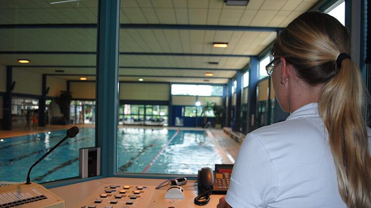 Die Sicht einer Schwimmmeisterin. Ines Dünisch sorgt seit 18 Jahren für die Sicherheit der Badegäste. Foto: Christoph Wiedemann