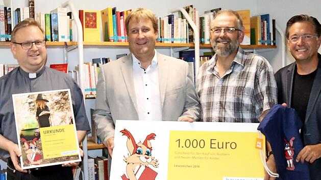 Pfarrer Thomas Ringer (l.), Johannes Wei&szlig; (2. v. r.) und B&uuml;rgermeister Karsten Fischkal (r.) freuten sich &uuml;ber den Spendenscheck, den Ralf Schwarz &uuml;berbrachte. Foto: Johanna Blum