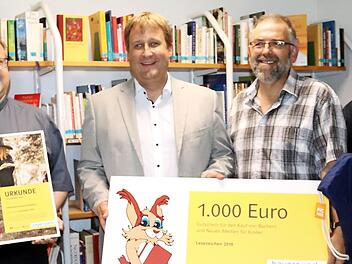Pfarrer Thomas Ringer (l.), Johannes Weiß (2. v. r.) und Bürgermeister Karsten Fischkal (r.) freuten sich über den Spendenscheck, den Ralf Schwarz überbrachte. Foto: Johanna Blum