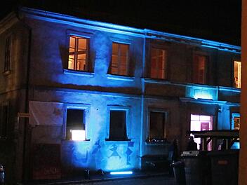 "Blau" machte das alte Schulhaus in Stadtsteinach am Kerwa-Wochenende. Fotos: Klaus Klaschka