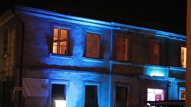 "Blau" machte das alte Schulhaus in Stadtsteinach am Kerwa-Wochenende. Fotos: Klaus Klaschka