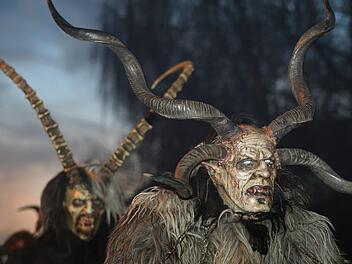 Am Samstagabend machen die Krampusse "Gr&ouml;lldeifl" aus Konnersreuth den Weihnachtsmarkt  in Hof unsicher.  Symbolfoto: Karl-Josef Hildenbrand/dpa
