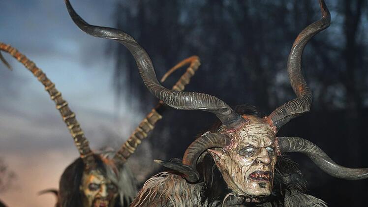 Am Samstagabend machen die Krampusse "Gr&ouml;lldeifl" aus Konnersreuth den Weihnachtsmarkt  in Hof unsicher.  Symbolfoto: Karl-Josef Hildenbrand/dpa