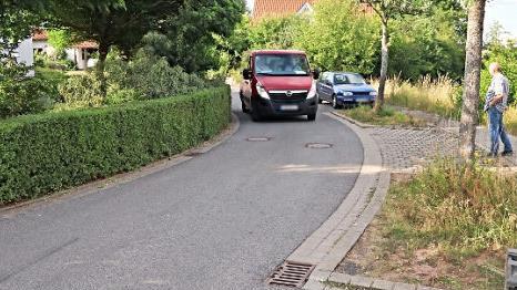 An dieser Stelle im "Sümpflein" in Unterpreppach geht es eng zu. Wenn, wie hier, ein Fahrzeug von oben kommt, könnte es für bergaufwärts Fahrende wegen der Unübersichtlichkeit Probleme geben.