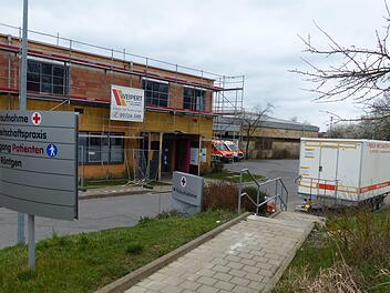 An der Notaufnahme des Haßfurter Krankenhauses steht ein Container (gegenüber dem Eingang). Wer eingelassen werden will, muss sich per Klingelzeichen melden. Dann wird die weitere Vorgehensweise besprochen. Einfach so kommt niemand hinein.  Klaus Schmitt