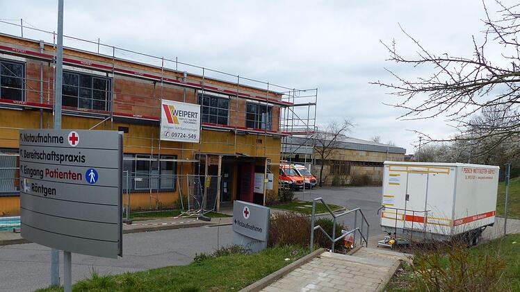 An der Notaufnahme des Haßfurter Krankenhauses steht ein Container (gegenüber dem Eingang). Wer eingelassen werden will, muss sich per Klingelzeichen melden. Dann wird die weitere Vorgehensweise besprochen. Einfach so kommt niemand hinein.  Klaus Schmitt