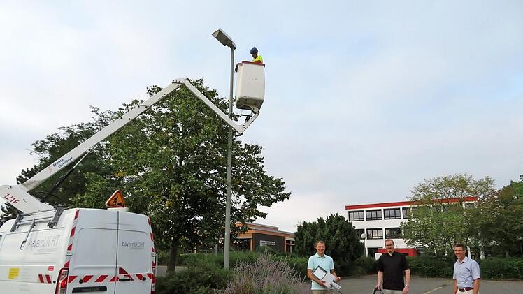 Die Umrüstung der Straßenbeleuchtung startet: Oben auf der Arbeitsbühne tauscht Ivo Juzel Alt gegen Neu. Welche Ersparnis das bringt, erklärten (von links) Anton Schatz, Dominic Tschampe  und Burkhard Butz. Foto: Monika Schütz