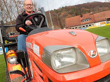 Stefan Schwab auf seinem Rasenmäher  Foto: Matthias Hoch