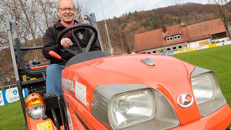 Stefan Schwab auf seinem Rasenmäher  Foto: Matthias Hoch
