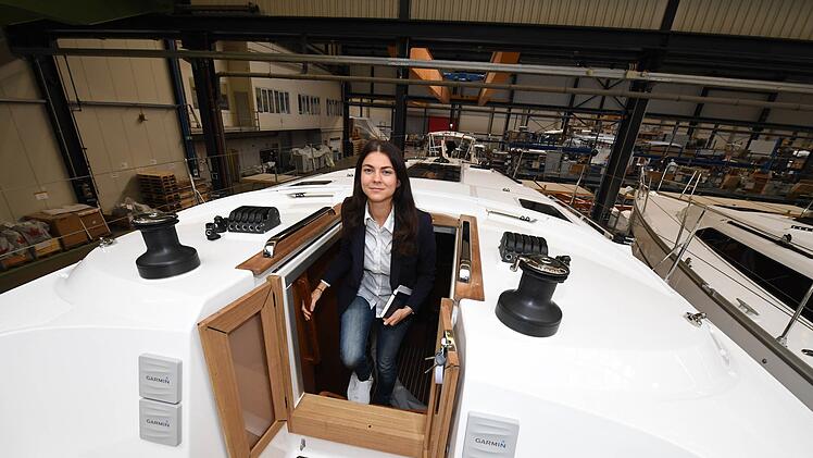Serena G&ouml;tzner l&auml;dt uns auf eine soeben fertiggestellte Yacht ein.