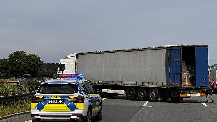 Trümmerfeld auf Autobahn: Lastwagen kracht in Lkw der Autobahnmeisterei