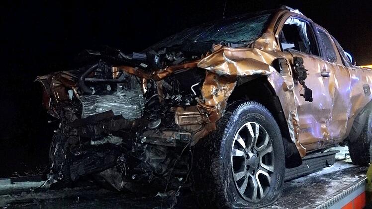 Silvesternacht in Oberfranken endet in Horror-Crash: Polizeiauto zerfetzt - Beamter (25) stirbt im Dienst