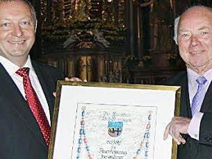 Landrat Thomas Bold (links) überreicht Otmar Pfister den Kulturehrenbrief.  Foto: Gerd Schaar