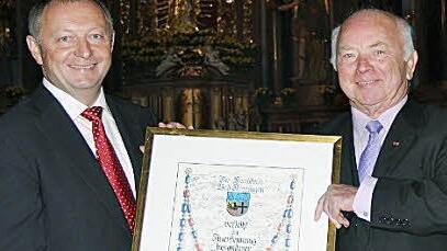 Landrat Thomas Bold (links) überreicht Otmar Pfister den Kulturehrenbrief.  Foto: Gerd Schaar