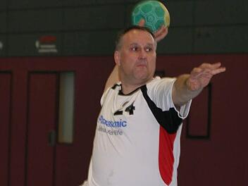 Auf Grund des Spielermangels beim TVE setzte sich "Oldtimer" und Trainer Matthias Batzner am vergangenen Spieltag mit auf die Bank. Bei den Siebenmetern wechselte er sich ein und traf zu 100 Prozent: sechs Würfe, sechs Treffer.