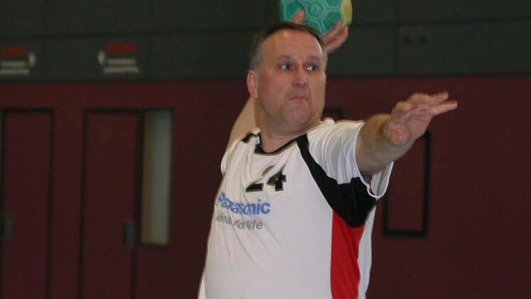 Auf Grund des Spielermangels beim TVE setzte sich "Oldtimer" und Trainer Matthias Batzner am vergangenen Spieltag mit auf die Bank. Bei den Siebenmetern wechselte er sich ein und traf zu 100 Prozent: sechs Würfe, sechs Treffer.