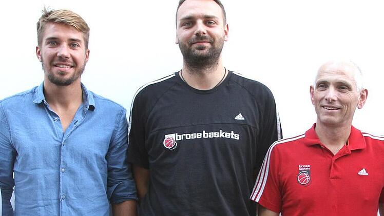 Zwischen den beiden Fotos liegen über zehn Jahre, mehrere Meisterschaften und verschiedene Vereine, aber jetzt sind (von links) Steffen Hamann, Ivan Pavic und Wolfgang Heyder - wenn auch in anderen Rollen - wieder vereint. (Foto: Betram Wagner)