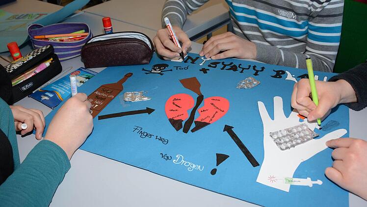"Bunt statt blau": Kulmbacher Realschüler gestalten Wettbewerbs-Plakate. Foto: Dagmar Besand