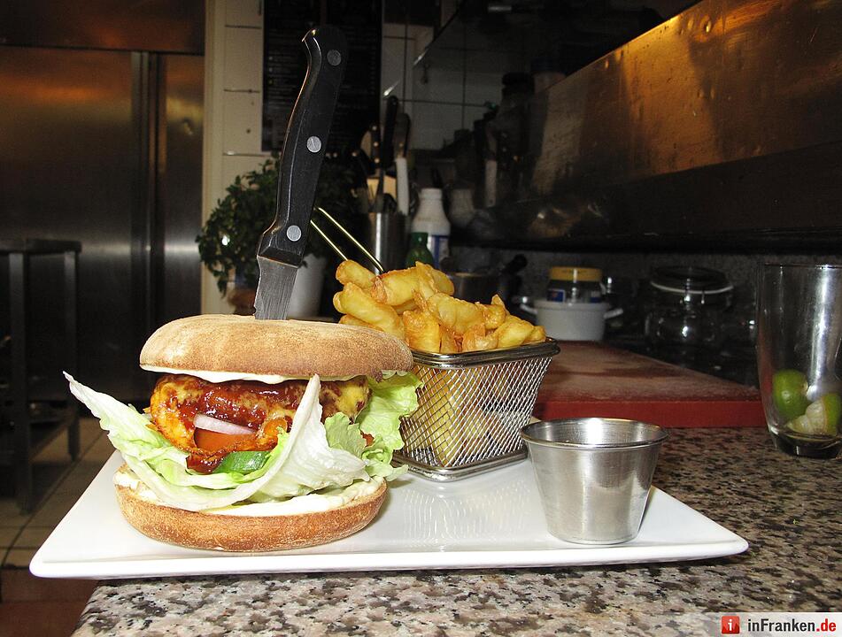 Ein Burger, der zum Teil aus Insekten besteht, steht am 24.02.2016 in Brüssel (Belgien) in einem Restaurant. Foto: Simon Ribnitzky/dpa