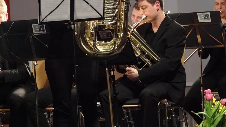 Von der Blockflöte zur Tuba wechselte Josefine Wichmann vor einigen Jahren, "weil sie was Gescheites machen wollte." Derzeit bereitet sie sich in Bad Königshofen für die Aufnahmeprüfungen an den deutschen Musikhochschulen vor. Sie will die Musik zu ihrem Beruf machen und spielt in der "Big Breath Brass Band".Foto: Johanna Eckert