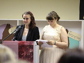 Carina Müller (links) und Michelle Sullivan verabschieden sich im Namen der gesamten Abschlussklasse mit großer Dankbarkeit von ihren Lehrern.  Fotos: Sebastian Schmitt-Mathea