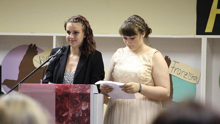 Carina Müller (links) und Michelle Sullivan verabschieden sich im Namen der gesamten Abschlussklasse mit großer Dankbarkeit von ihren Lehrern.  Fotos: Sebastian Schmitt-Mathea