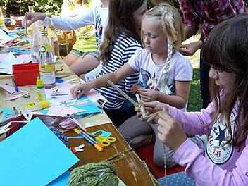 Das Bastelangebot für Kinder kam beim Gartenfest der evangelischen Kirchengemeinde wie immer gut an. Foto: Heike Beudert
