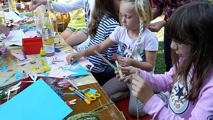 Das Bastelangebot für Kinder kam beim Gartenfest der evangelischen Kirchengemeinde wie immer gut an. Foto: Heike Beudert