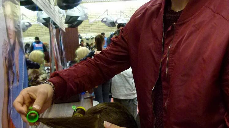 Reza Yaghobi möchte einmal den Ausbildungsberuf Friseur ergreifen. Die Lockenwickler haben es ihm deshalb angetan. Foto: Lothar Weidner