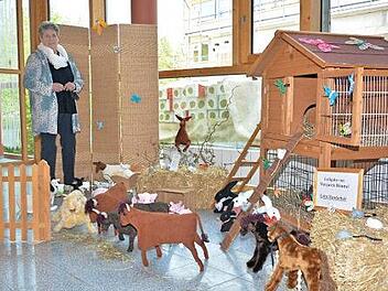 Margarete Bömmel steht inmitten ihres kleinen Bauernhofes, der im Seniorenzentrum zu sehen ist. Foto: Björn Hein