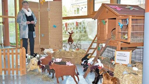Margarete Bömmel steht inmitten ihres kleinen Bauernhofes, der im Seniorenzentrum zu sehen ist. Foto: Björn Hein