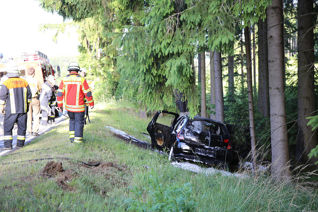 Helmbrechts: Auto gegen Baum gekracht und in Flammen aufgegangen