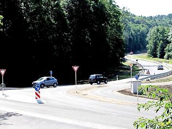 Bestandsorientiert wurde die Staatsstraße neu in das Ebelsbachtal gebaut mit dem Radweg und der neu gestalteten Anbindung in Richtung Neubrunn und Dörflis.  Foto: Günther Geiling