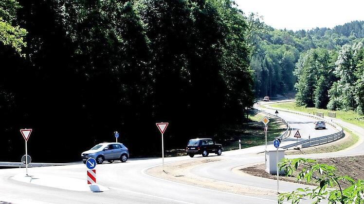 Bestandsorientiert wurde die Staatsstraße neu in das Ebelsbachtal gebaut mit dem Radweg und der neu gestalteten Anbindung in Richtung Neubrunn und Dörflis.  Foto: Günther Geiling