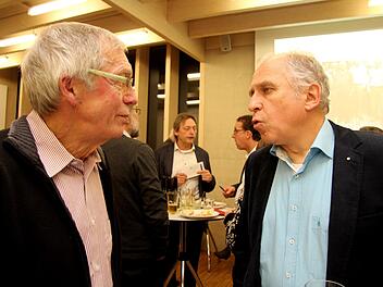 Gotthard Eichstädt (l.), der Sprecher des Forums, im Gespräch mit Werner Tiki Küstenmacher, dem Gastredner des AbendsRichard Sänger